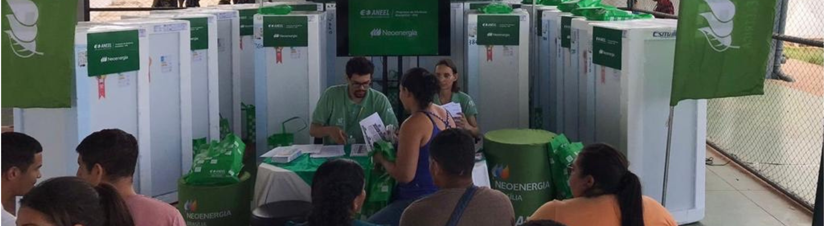 Clientes da Neoenergia realizam a troca de refrigeradores
