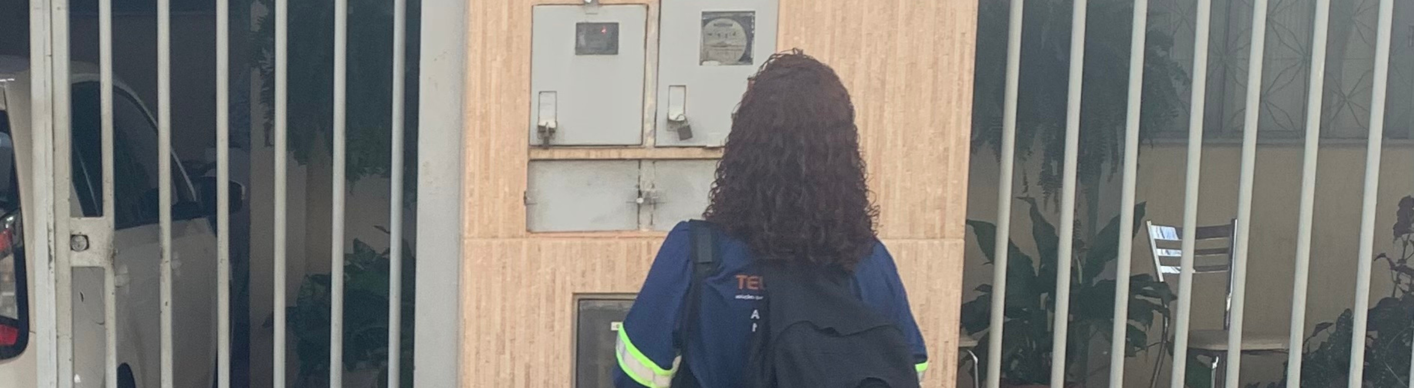 Leiturista da Neoenergia em ação