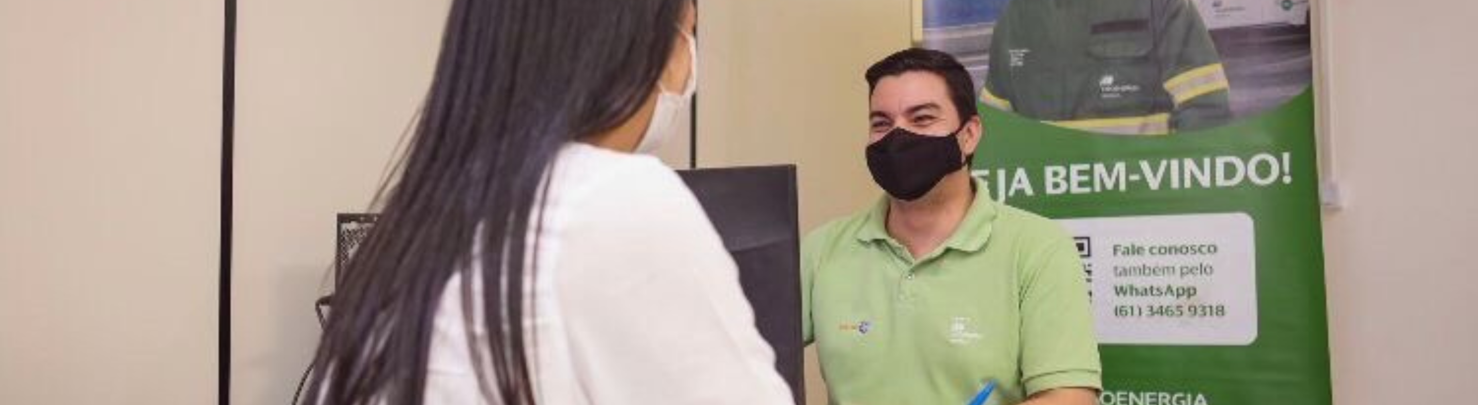 Colaborador da Neoenergia atende uma cliente