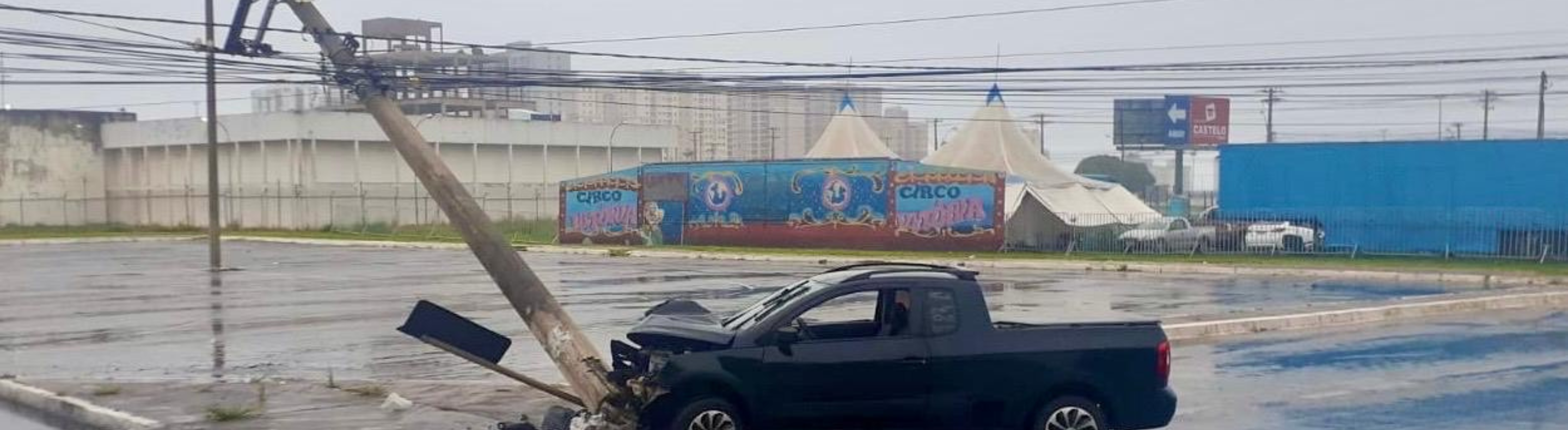 Carro derruba um poste