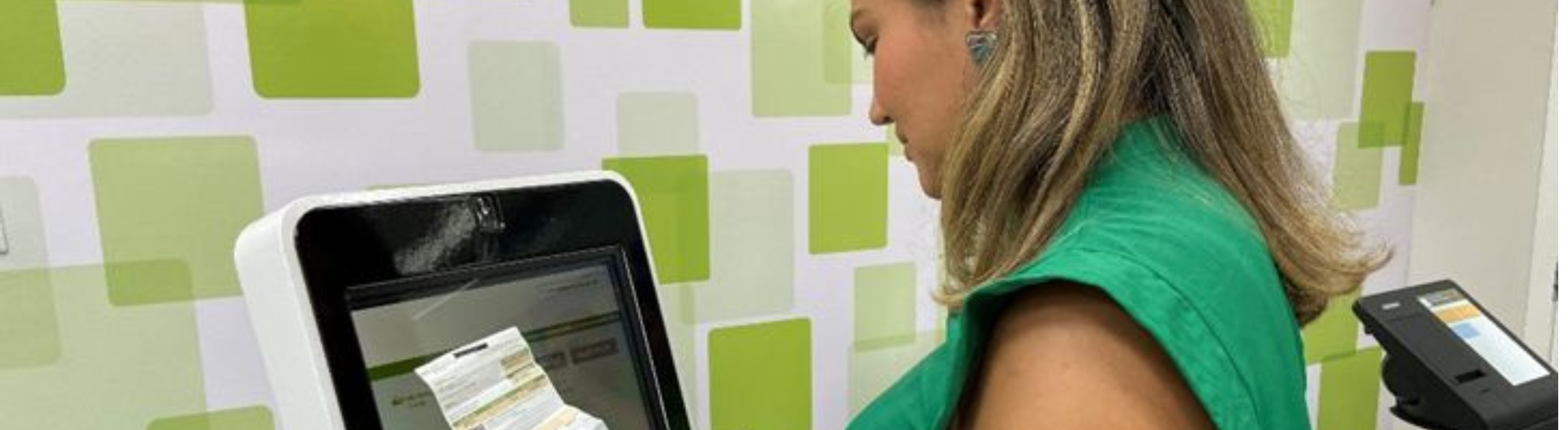 Cliente paga uma conta no autoatendimento da Neoenergia