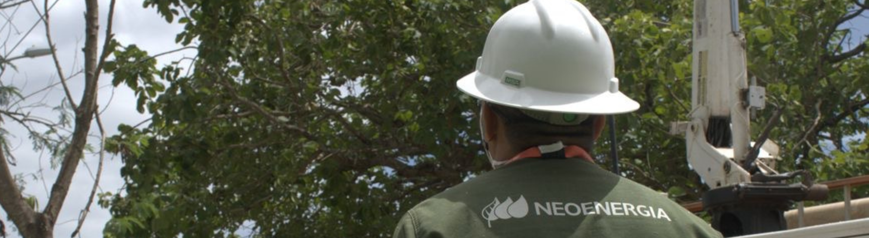 Colaborador da Neoenergia Brasília em ação