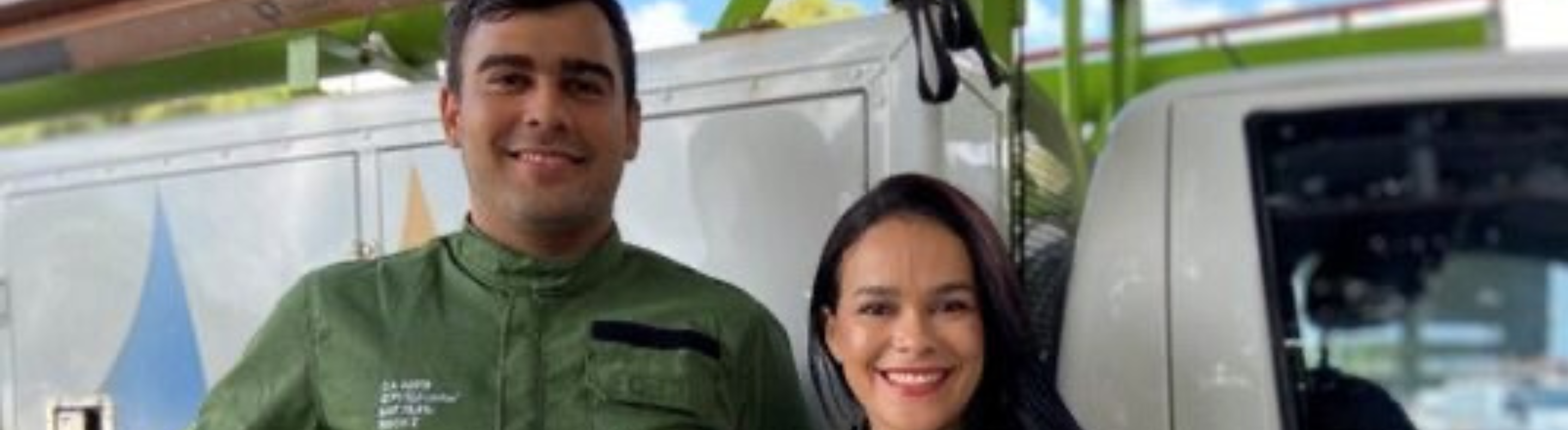 Imagem mostra dois colaboradores da Neoenergia
