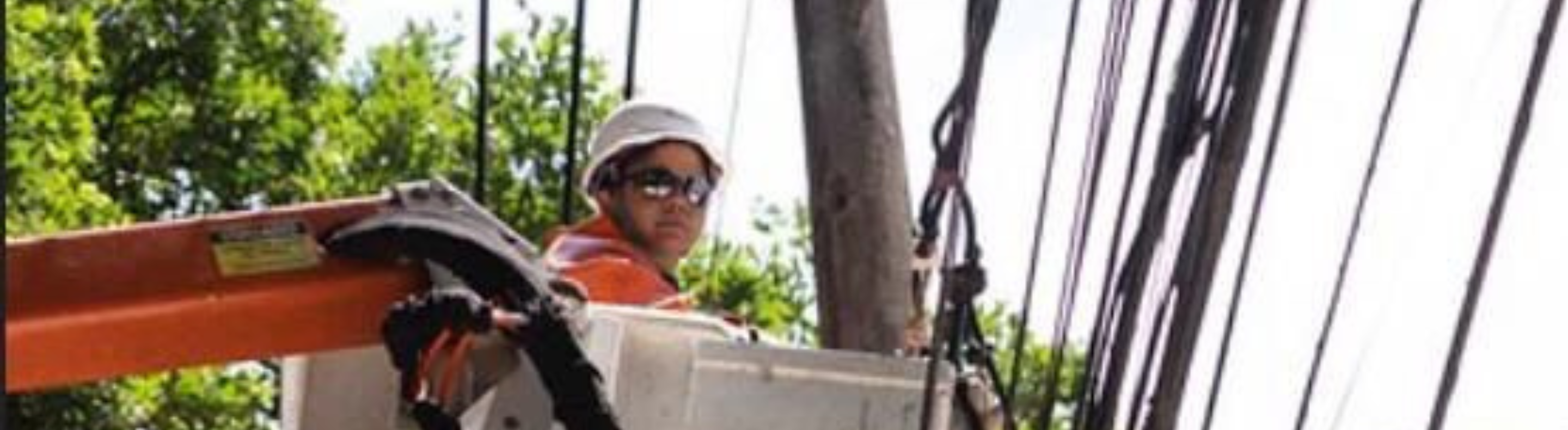 Colaborador da Neoenergia em ação
