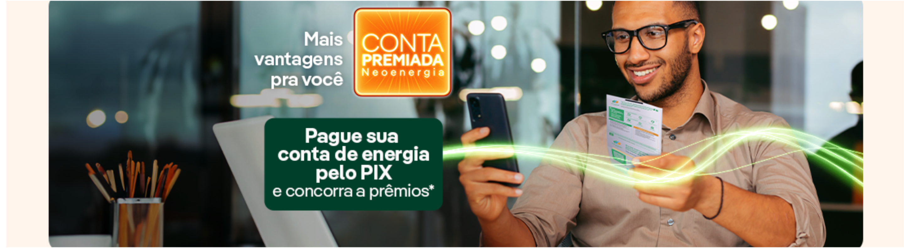 Homem paga a sua conta de energia por meio do PIX