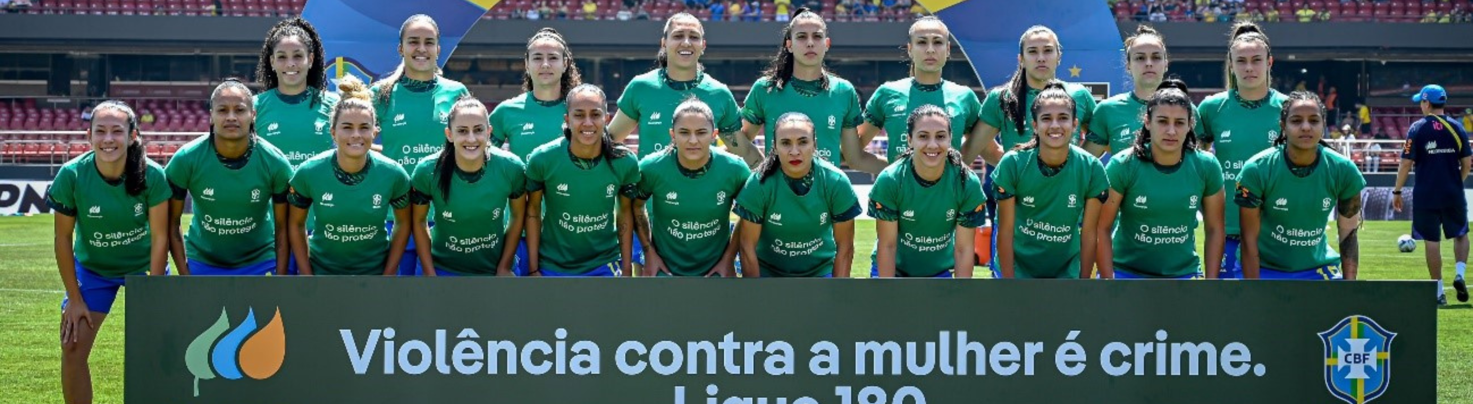 Seleção Feminina do Brasil posa para foto
