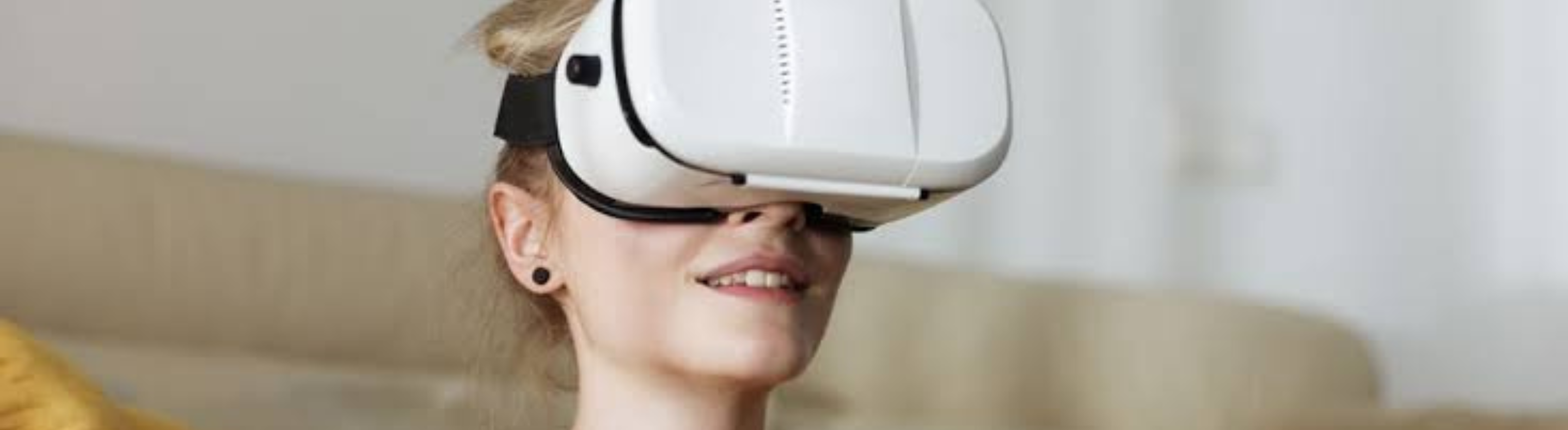 Mulher usa óculos de realidade virtual