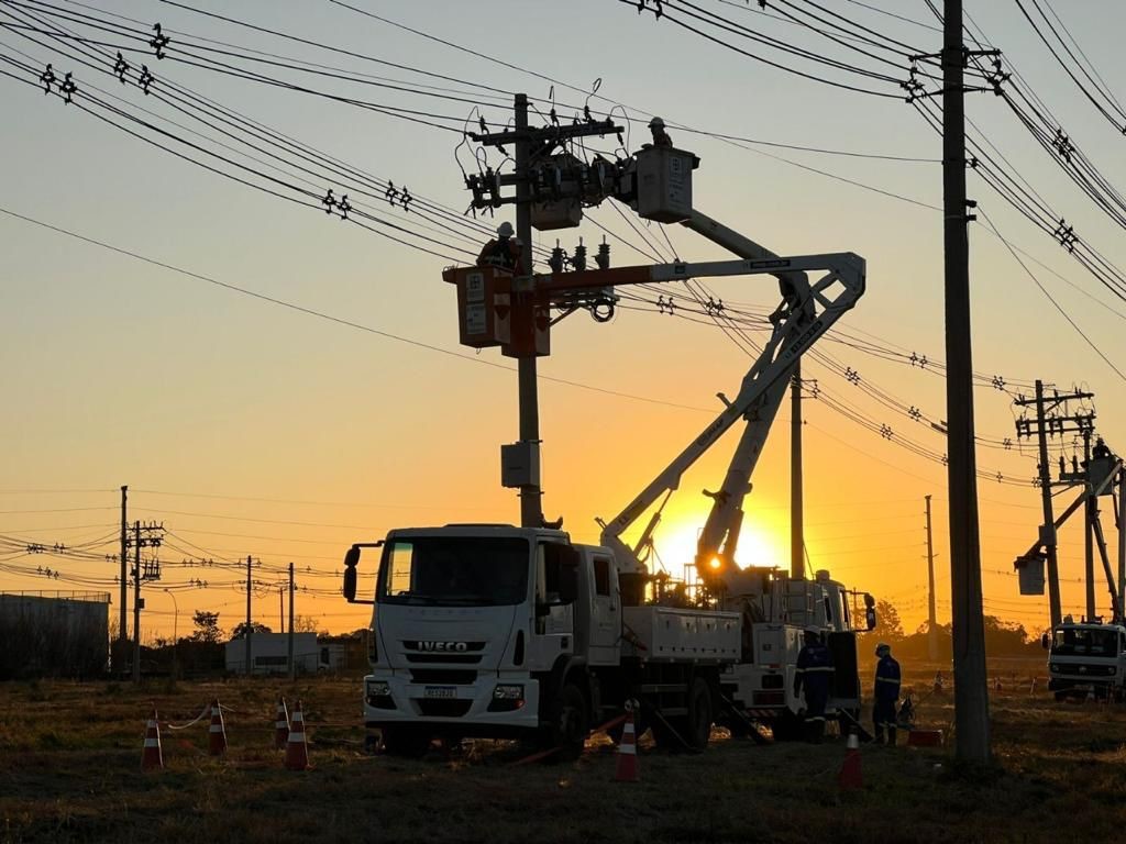 Caminhão da Neoenergia realiza trabalho na rede elétrica do Distrito Federal