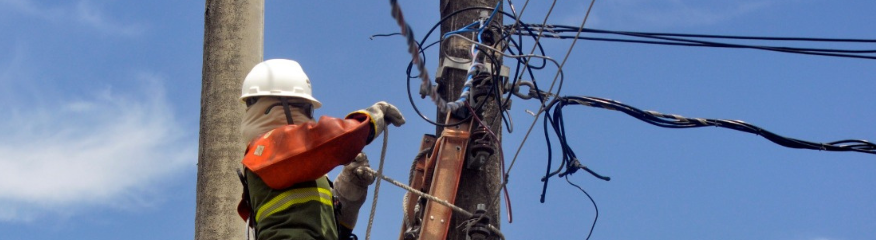 Imagem mostra eletricista da Neoenergia fazendo manutenção na rede elétrica