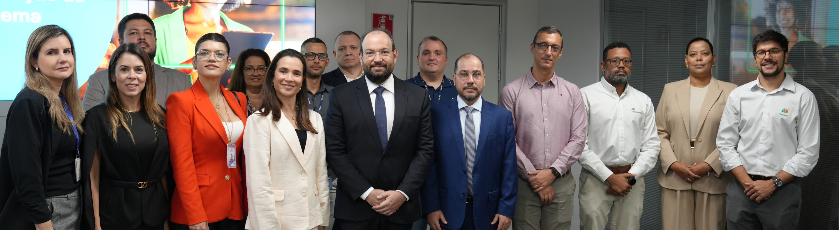 Presidente da Neoenergia Coelba e TRE da Bahia posam para foto durante encontro para assinatura de termo de cooperação para Eleições 2026.