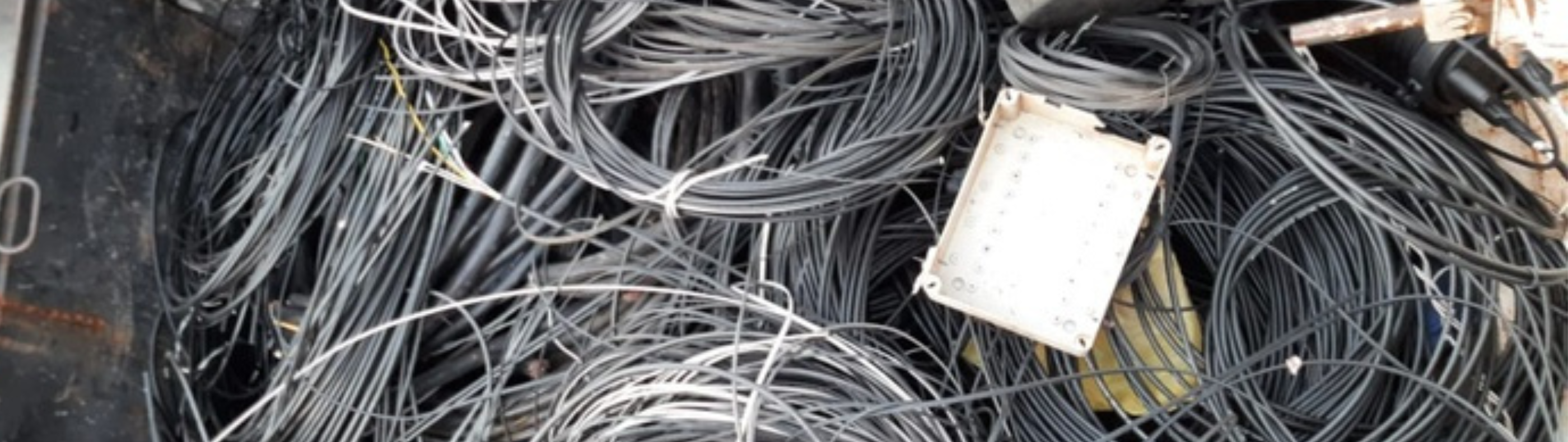 Gatonet Mais de 13 toneladas de cabos irregulares de telecomunicações são removidas pela Neoenergia Coelba em apenas uma semana