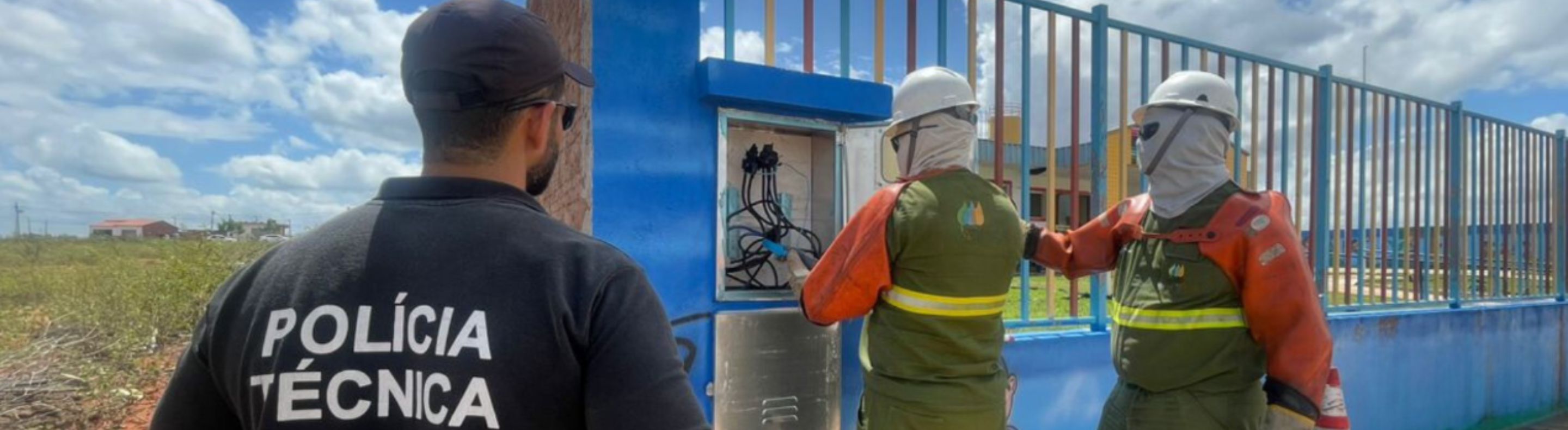 Eletricista da Neoenergia Coelba inspecionando ligações irregulares 