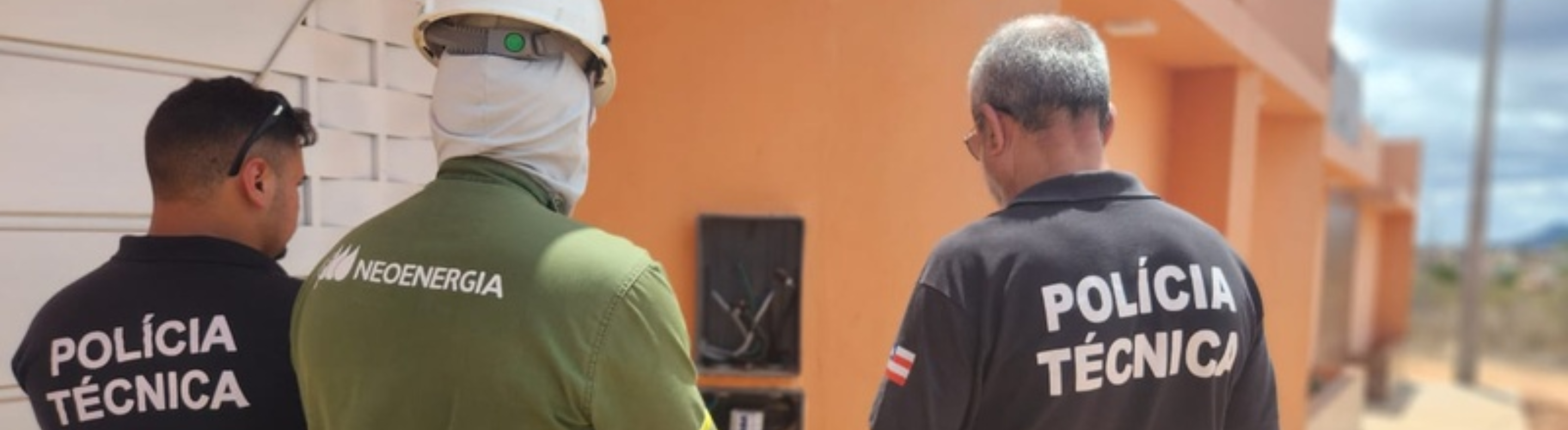Eletricista da Neoenergia Coelba junto com Polícia Técnica retirando ligações irregulares 