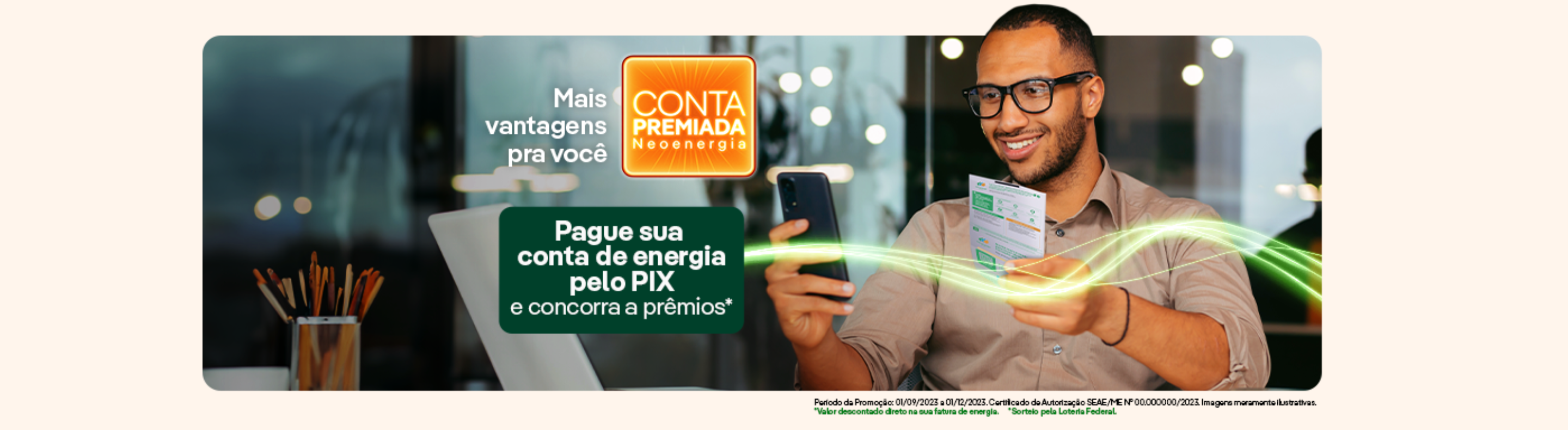 Banner da campanha Conta Premiada da Neoenergia em que homem segura fatura de energia e celular