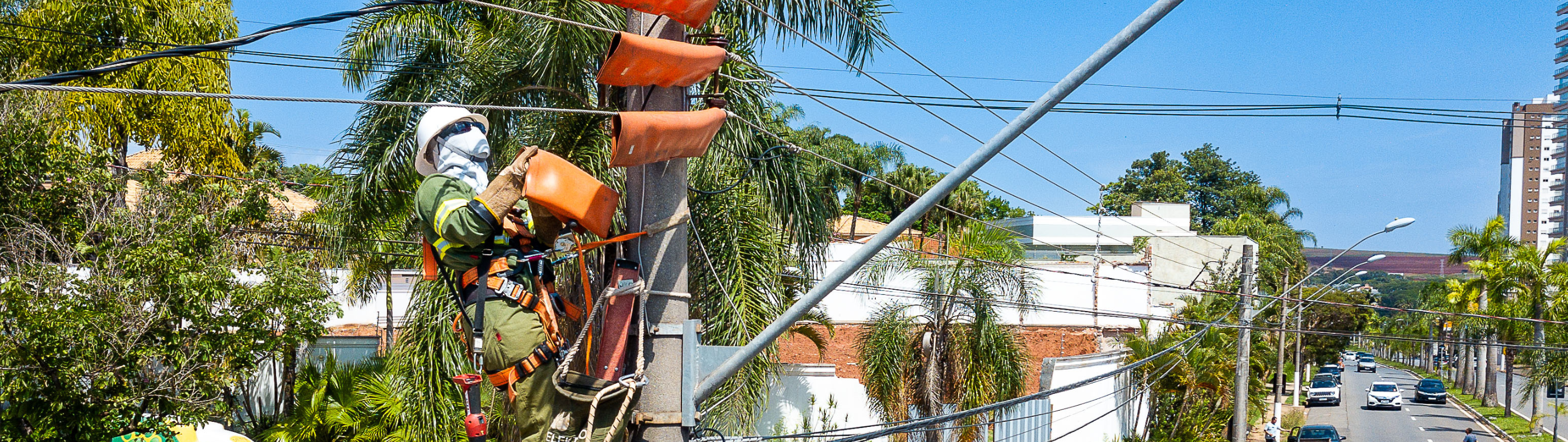 Cerca de 20 quilômetros de rede foram inspecionados e manutenidos durante ação preventiva para a celebração   A Neoenergia Coelba reforçou a operação em Cachoeira, no Recôncavo Baiano, durante a Festa de Nossa Senhora da Boa Morte, uma das mais tradicionais manifestações religiosas e culturais da Bahia. Para contribuir com a segurança e a qualidade do fornecimento de energia durante o período de maior movimentação na cidade, as equipes da distribuidora realizaram uma série de ações preventivas.  Ao todo, foram inspecionados cerca de 20 quilômetros de rede elétrica, realizadas 25 podas e manutenções em 23 pontos da rede. As atividades foram planejadas para antecipar possíveis ocorrências e preparar o sistema elétrico para o aumento do fluxo de pessoas e da movimentação na região durante a festa.  Além das ações preventivas, a Neoenergia Coelba mantém equipes de plantão durante os dias da celebração, preparadas para atuar em eventuais ocorrências e realizar os atendimentos necessários.  A Festa de Nossa Senhora da Boa Morte reúne moradores e visitantes em Cachoeira entre os dias 12 e 17 de agosto, com uma programação que inclui missas, procissões, cortejos e manifestações culturais. A celebração é marcada pela tradição e pela importância histórica e cultural para o município e para a Bahia. 