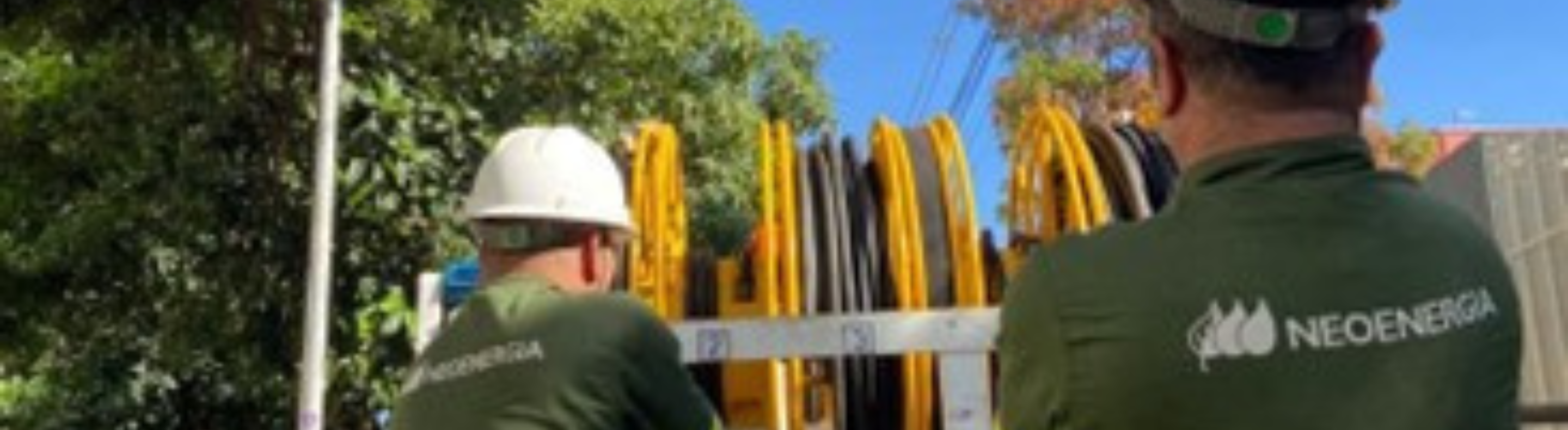 Equipes da Neoenergia trabalham no restabelecimento do energia