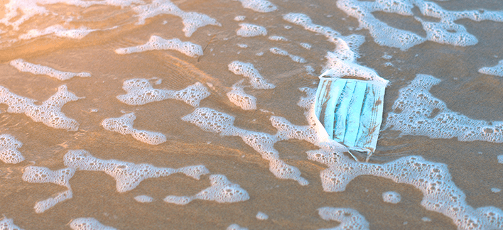 Máscara descartável jogada no mar