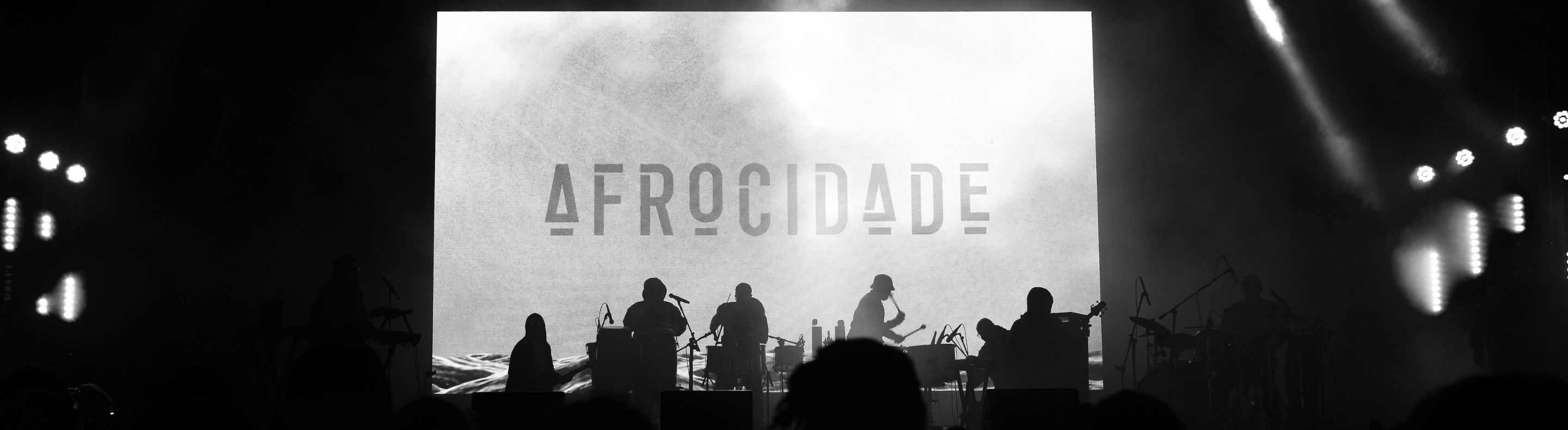 Imagem mostra letreiro em LED com o nome Afrocidade