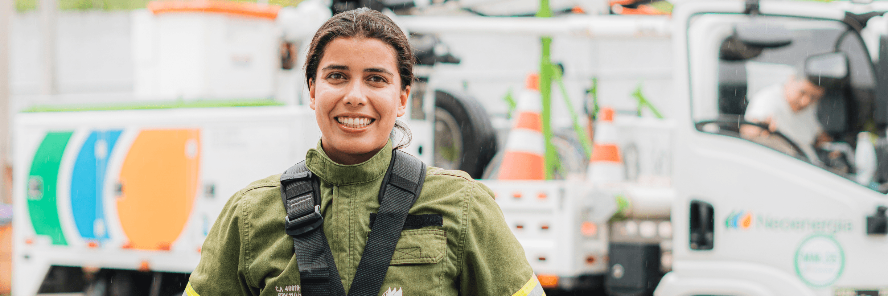 eletricista Neoenergia com uniforme