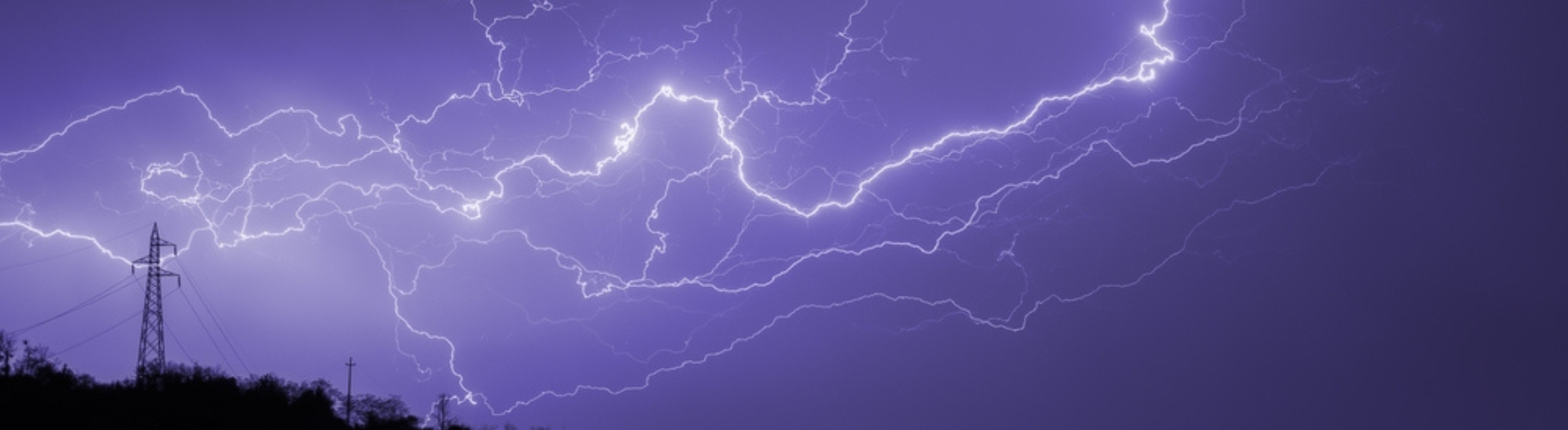 Raios no céu a noite e antena de transmissão em um campo.