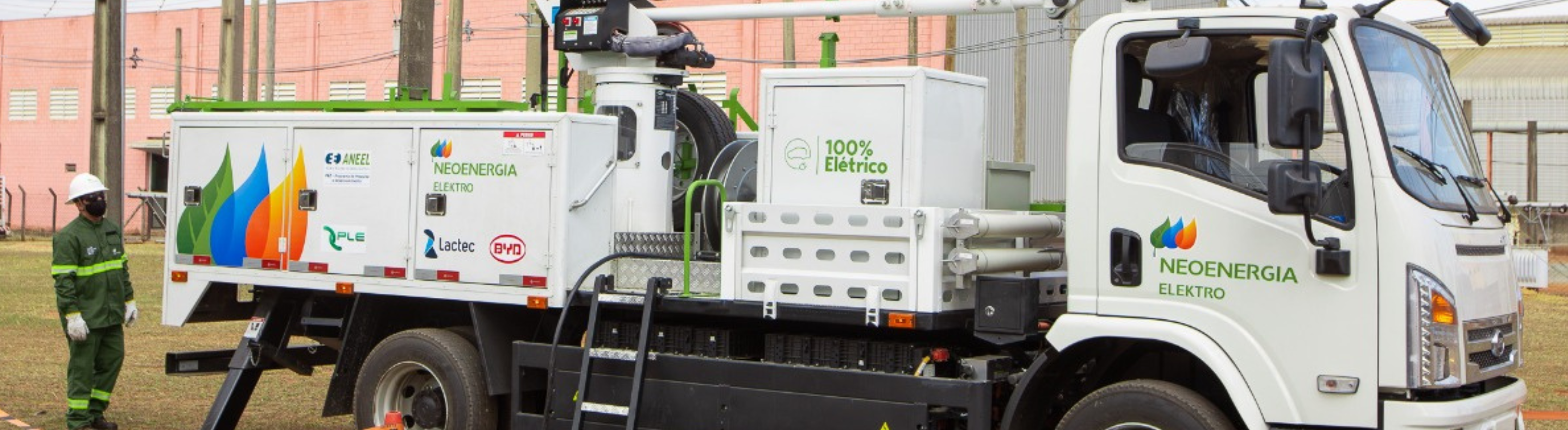 Imagem mostra caminhão elétrico da Neoenergia usado nas operações de campo
