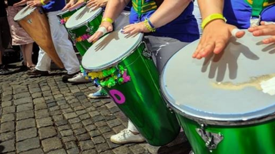 Foto de tambores em evento de carnaval