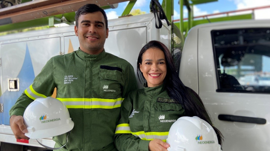 Foto de dois profissionais, um homem e uma mulher, eletricistas com uniforme da Neoenergia