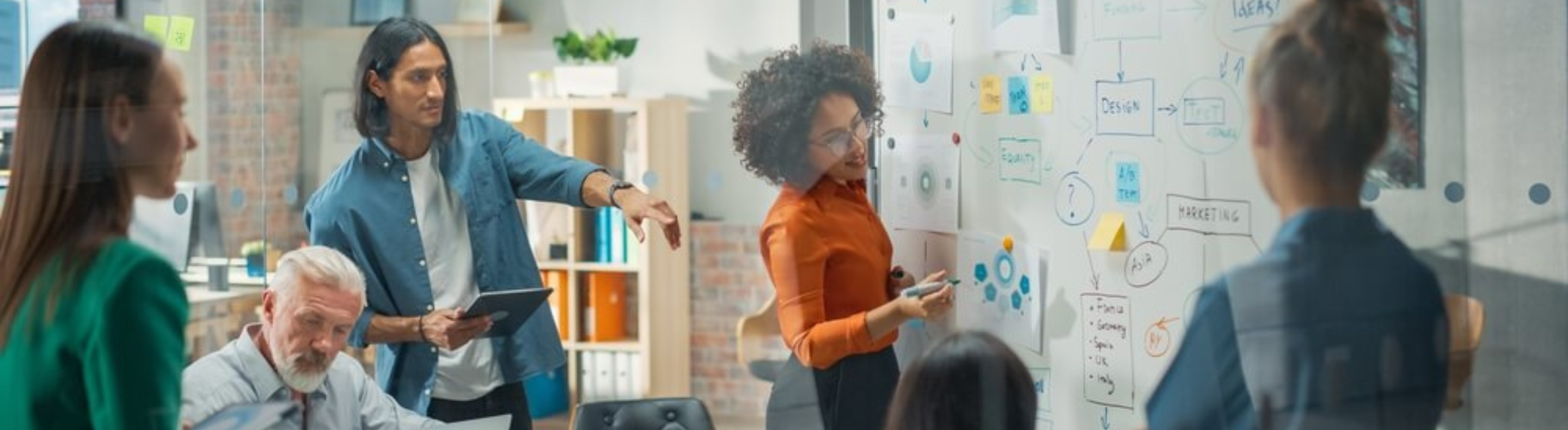 grupo de pessoa no ambiente de trabalho