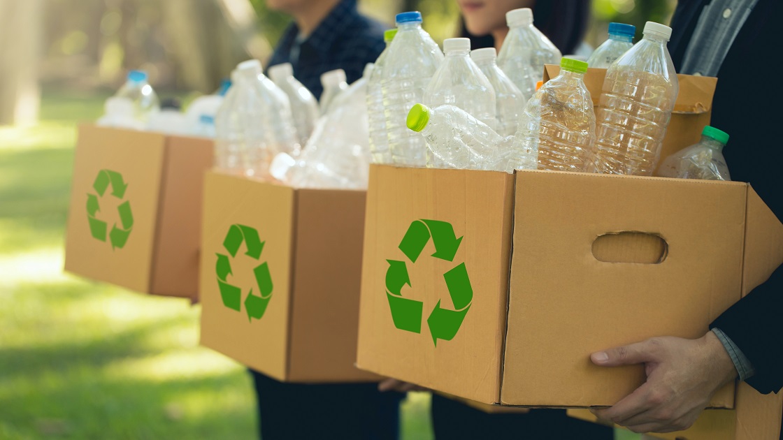pessoas segurando caixas de papelão, com garrafas PET vazias, com símbolo de reiclagem em verde