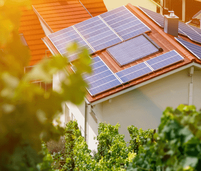 Casa com placa solar no teto