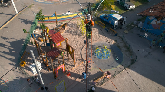Foto aérea de eletricista trabalhando em praça