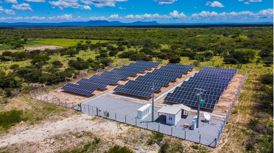 imagem de placas de energia solar  com tonalidades de verde neon