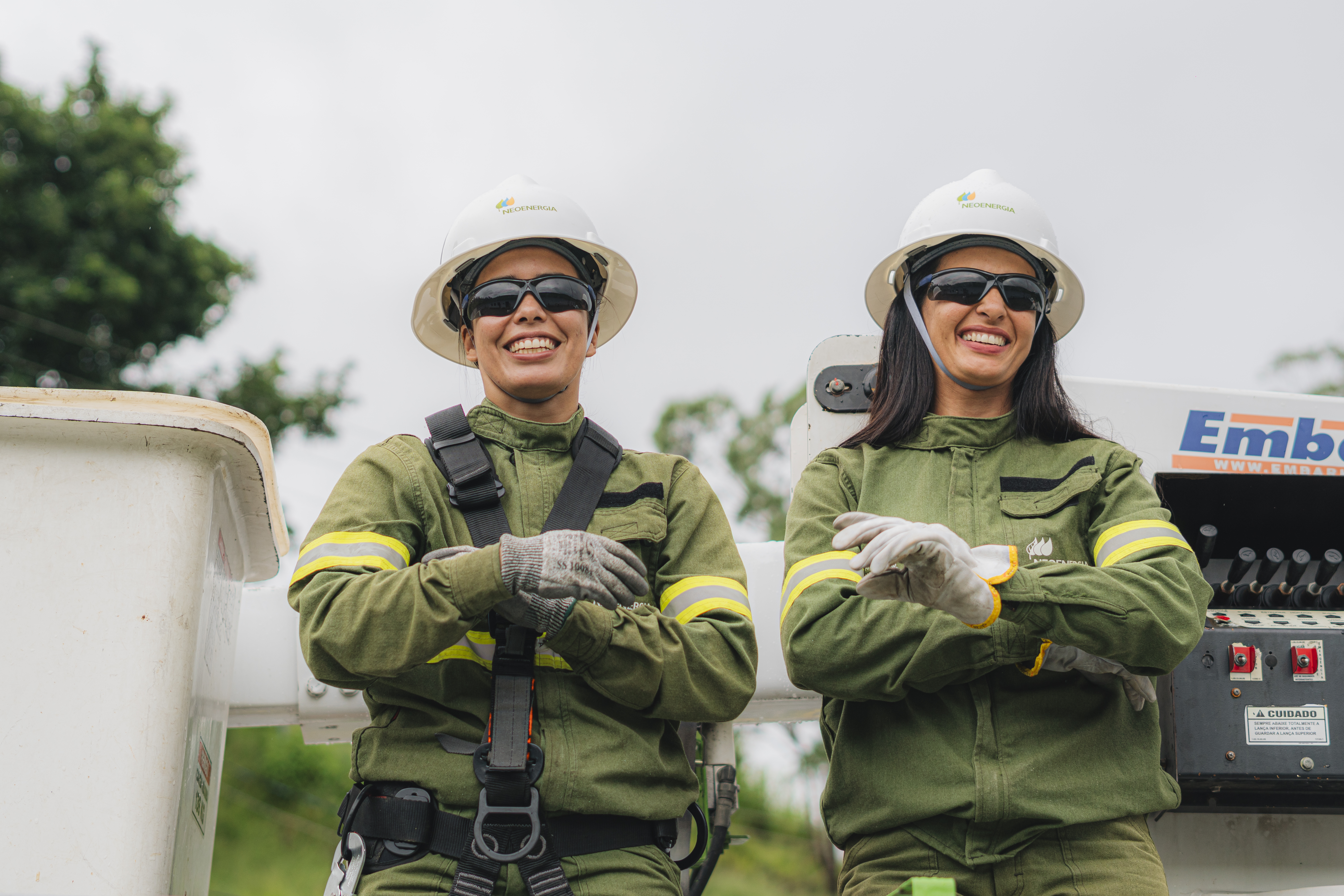 duas mulheres sorrindo com uniformes da Neoenergia 