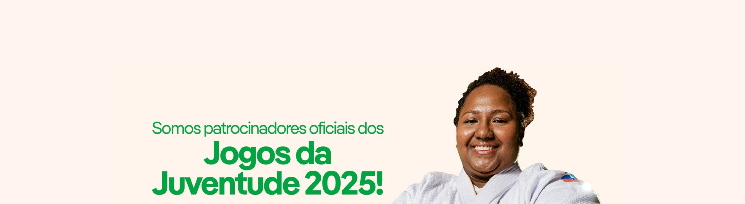 Mulher com quimono branco em imagem com fundo rosa