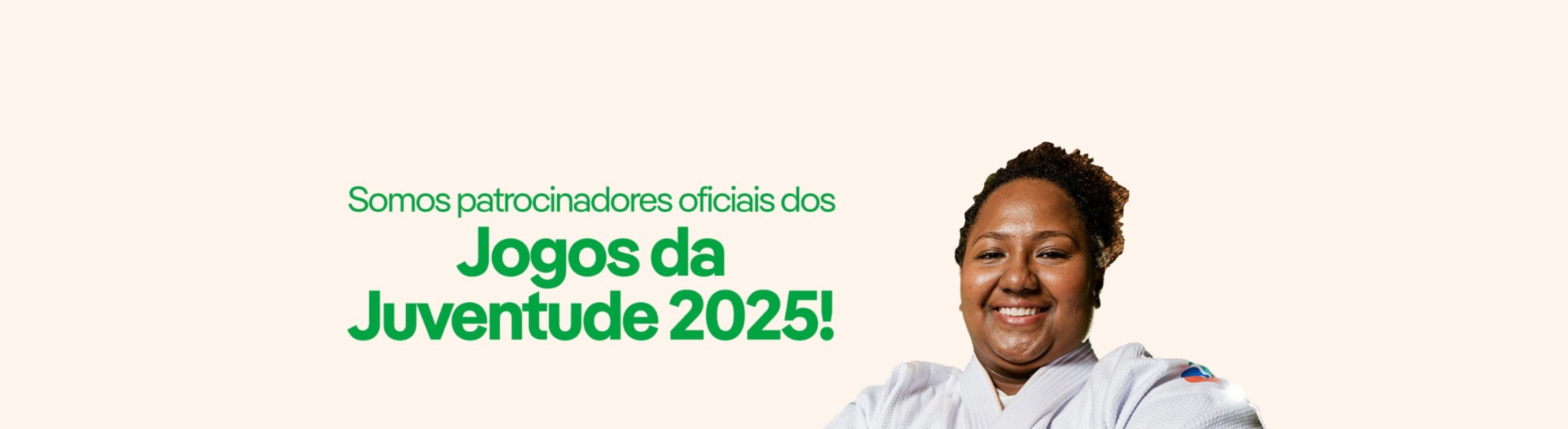 Mulher com quimono branco em imagem com fundo rosa