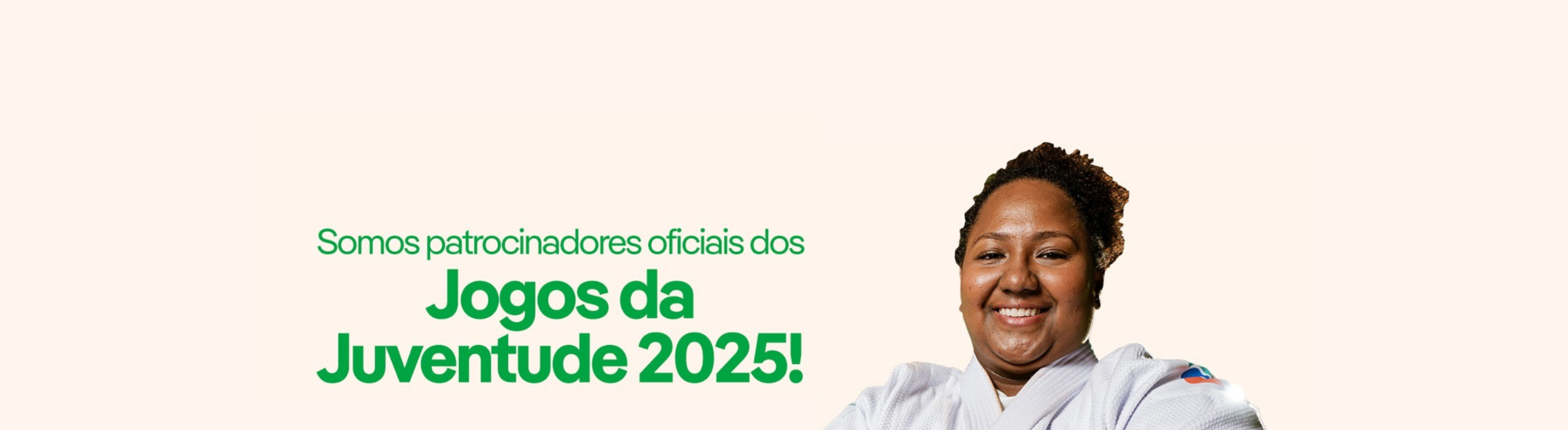Mulher com quimono branco em imagem com fundo rosa
