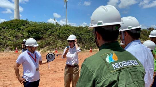 Foto de profissionais da Neoenergia no parque eólico