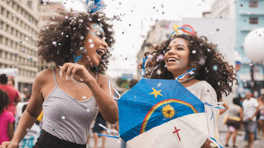 duas mulheres dançando com sobrinha de frevo com imagem da bandeira de pernambuco