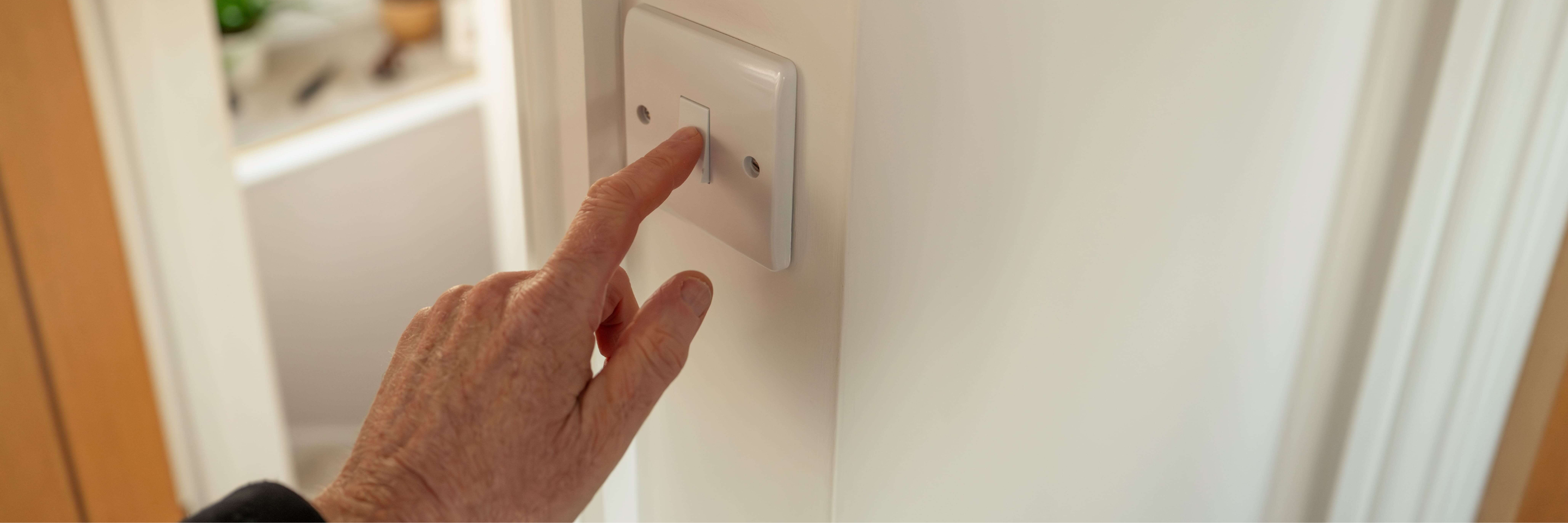 mão ligando interruptor de energia