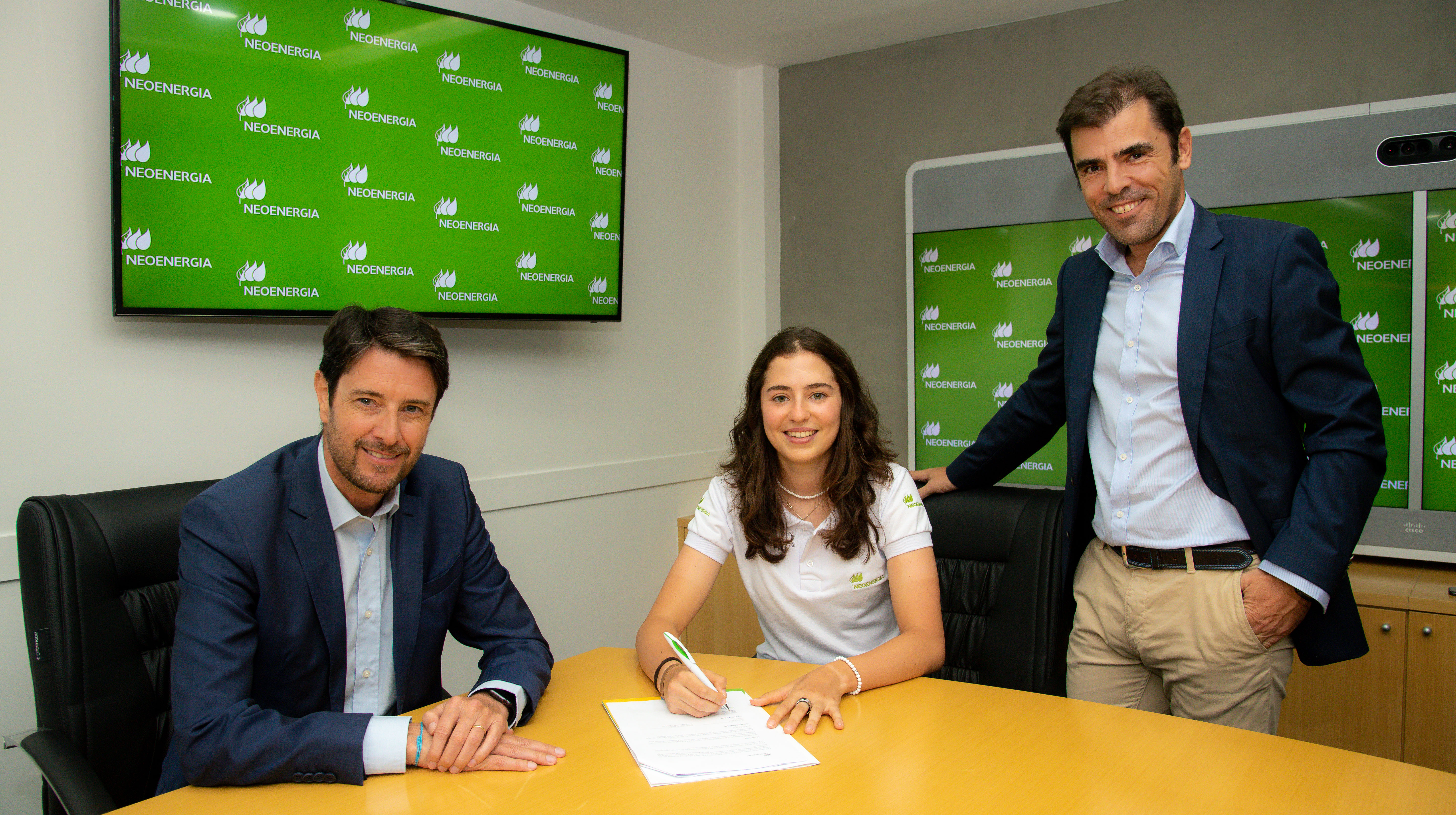 executivos da Neoenergia durante assinatura de contrato com a ciclista Tota Magalhães