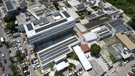 Foto de cima do hospital com placas solares
