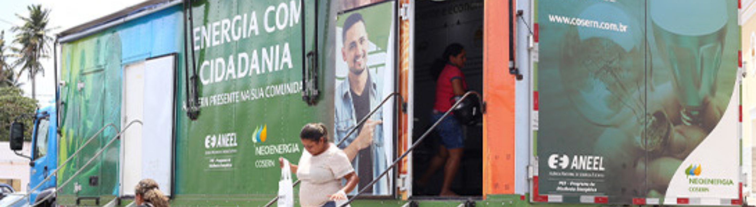 Caminhão do Projeto Energia Com Cidadania da Neoenergia trocando lâmpada de cliente