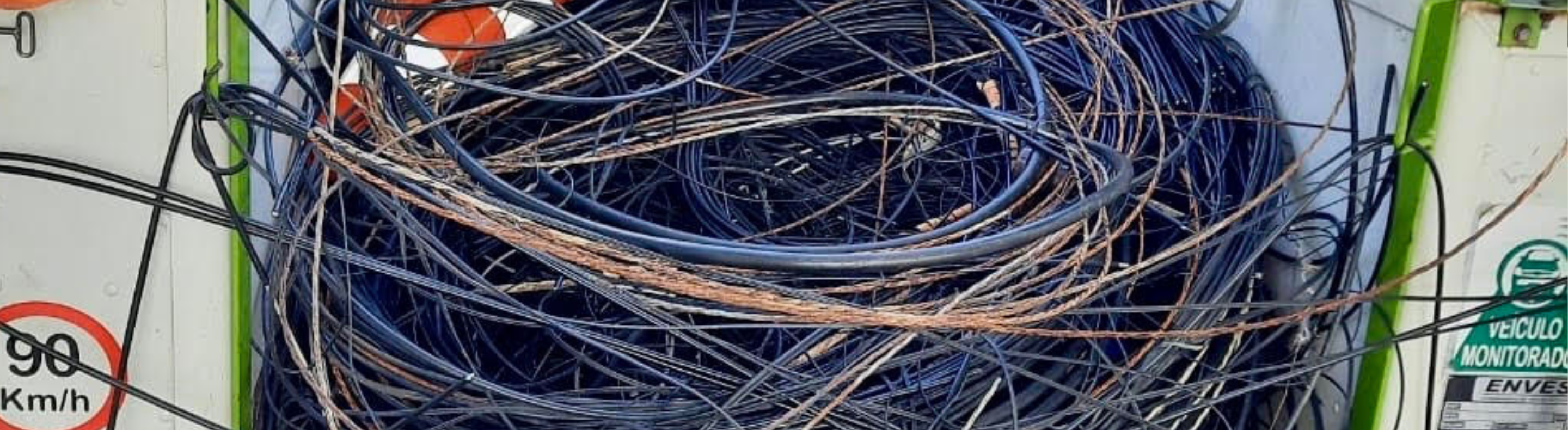 Neoenergia retira 2,5 toneladas de redes de telecom irregulares em postes do bairro do Recife Antigo