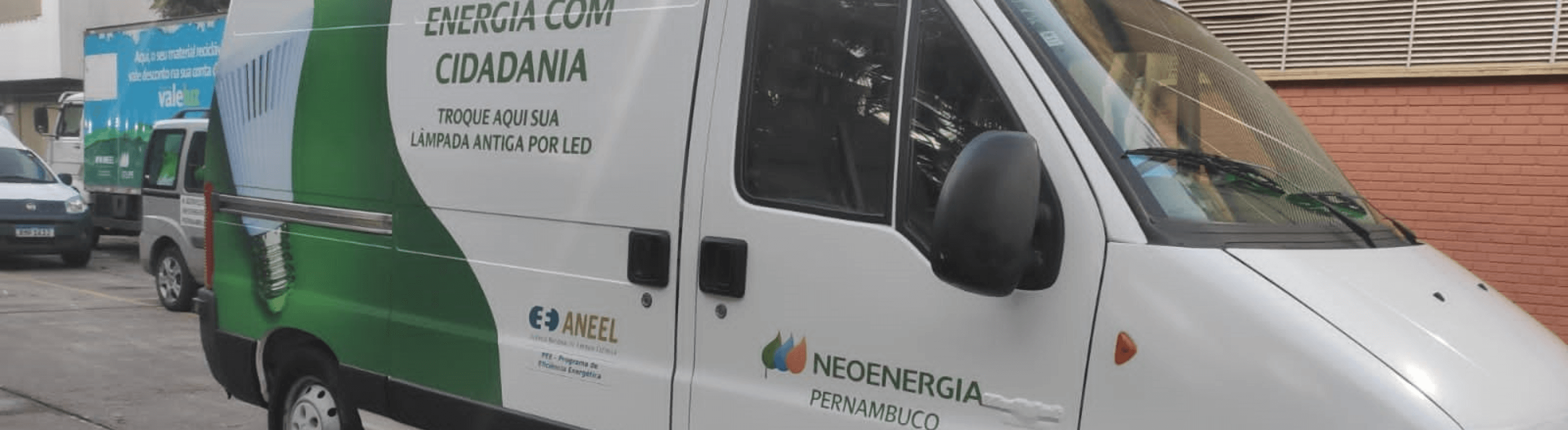 Van do Projeto Energia Com Cidadania da Neoenergia Pernambuco estacionada na calçada