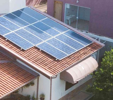 Casa com painel solar instalado