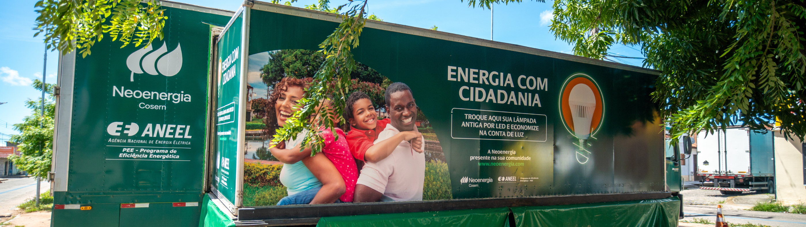 Caicó recebe carreta da Neoenergia Cosern; veja como trocar lâmpadas ineficientes por LED e se cadastrar na Tarifa Social de Energia