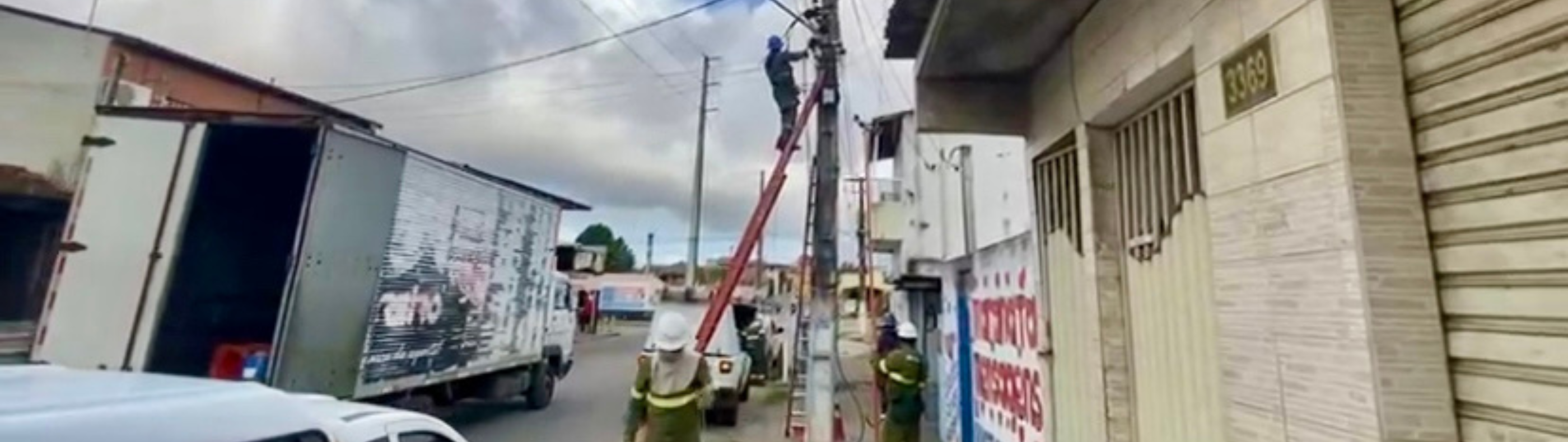 Duas toneladas de cabos irregulares são retiradas dos postes do Bairro N. Sra. da Apresentação, em Natal