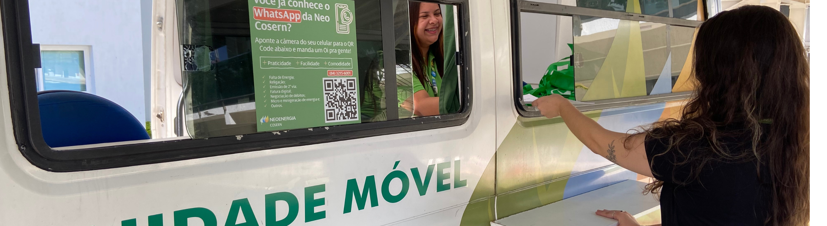Imagem mostra atendimento na Unidade Móvel da Neoenergia