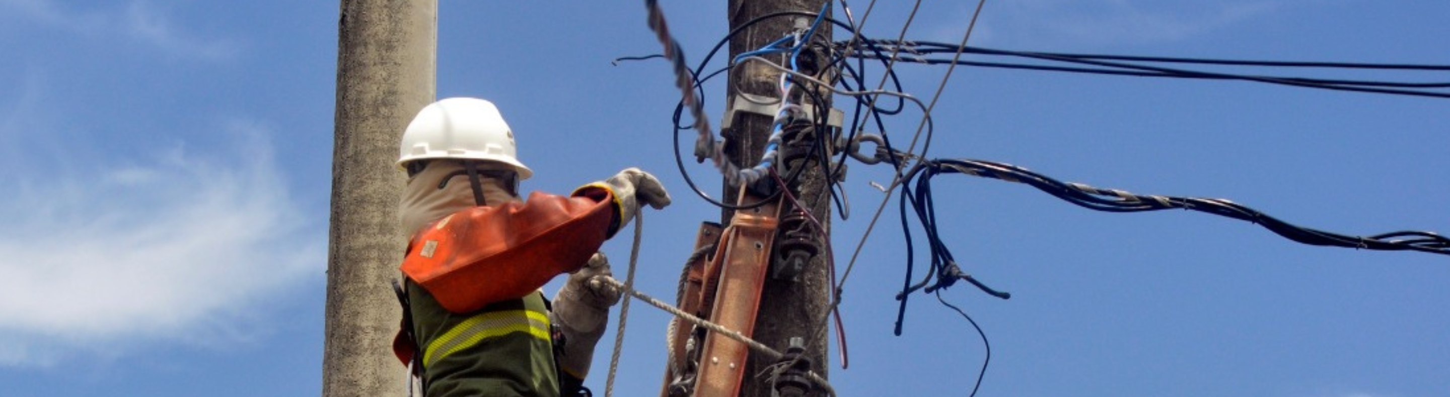 Imagem mostra eletricista da Neoenergia Cosern realizando manutenção na rede elétrica 