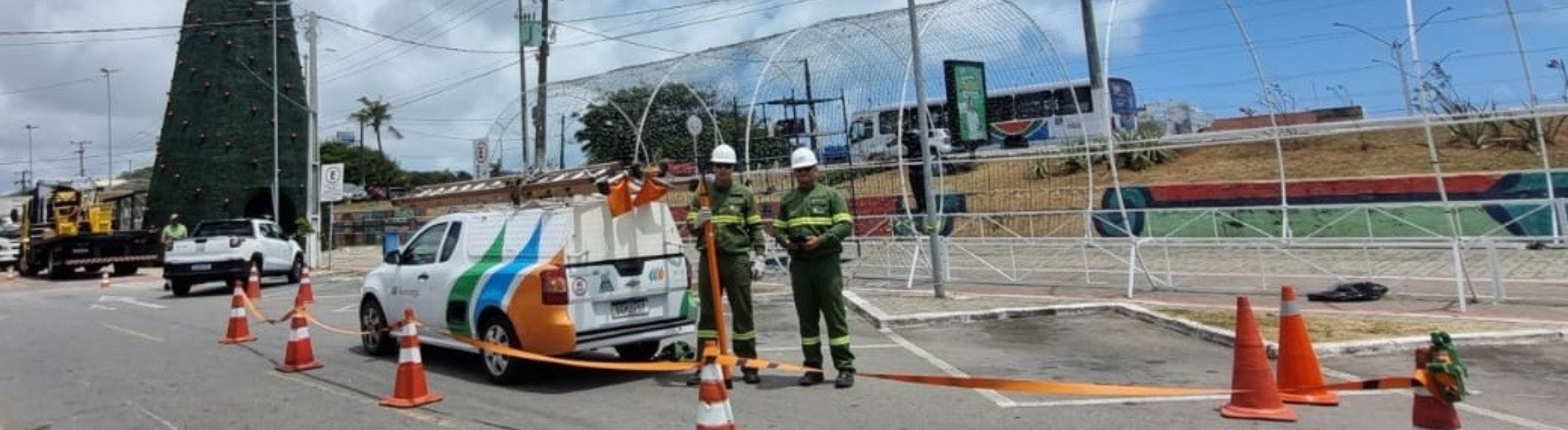 Equipe da Neoenergia durante inspeção no polo natalino de Ponta Negra, em Natal, no começo de dezembro: reforço especial para as festividades (foto: Divulgação Neoenergia Cosern)